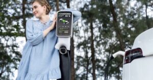 Descubra tudo sobre o carregamento de carros elétricos! Tempos de carga, tipos de carregadores, custos de carregamento e muito mais.
