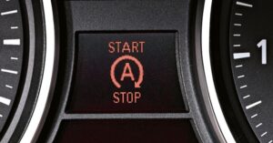 O sistema Start/Stop é uma tecnologia que vem se tornando cada vez mais comum nos carros novos. Ele funciona desligando o motor do carro quando ele está parado, como em um semáforo ou em um engarrafamento. Isso ajuda a economizar combustível e a reduzir as emissões de poluentes.